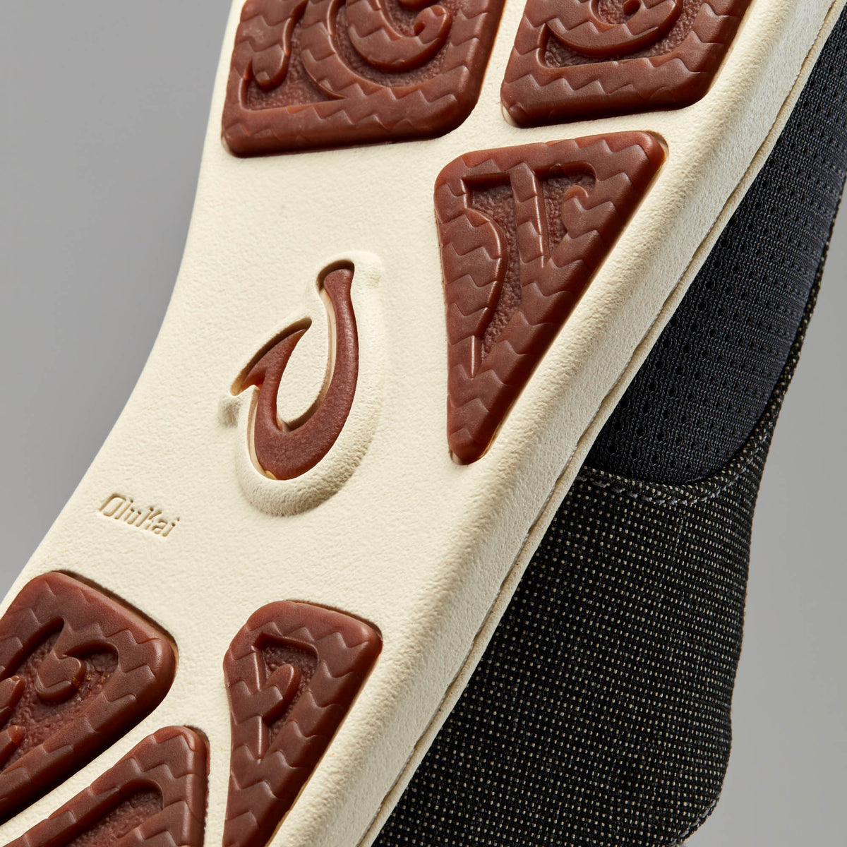 OluKai Deals | Nohea Moku Men's Boat Shoes - Charcoal / Clay