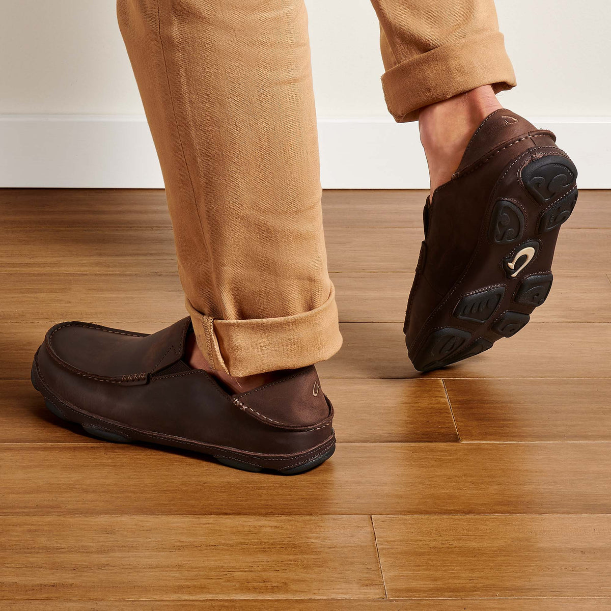 OluKai Signature | Moloā Men's Leather Slip On Shoes - Dark Wood / Dark Java
