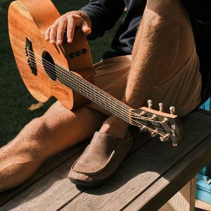 OluKai Sale | Moloā Men's Leather Slippers - Toffee / Dark Wood
