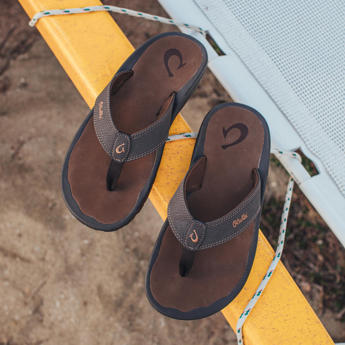 OluKai Classic | ‘Ohana Men's Beach Sandals - Dark Java / Ray