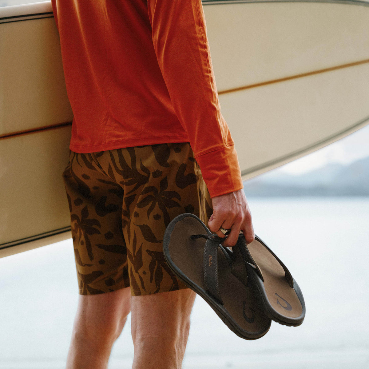 OluKai Classic | ‘Ohana Men's Beach Sandals - Dark Java / Ray