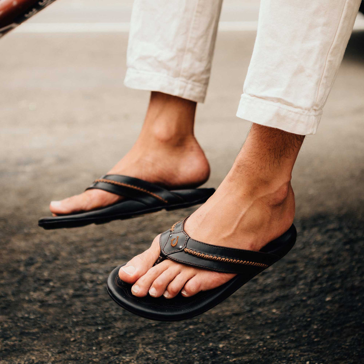 OluKai Signature | Mea Ola Men's Leather Beach Sandals - Dark Java