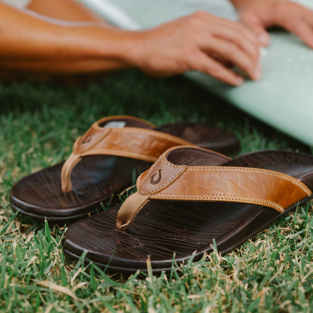OluKai Value | Hikianalia - Tan / Dark Java