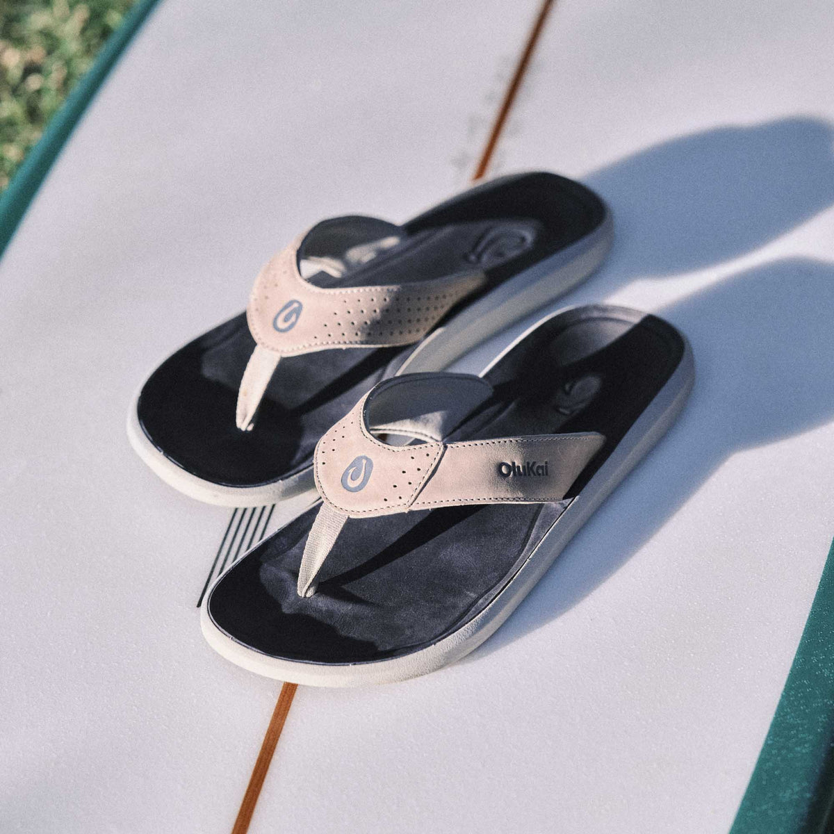 OluKai Discount | Pili Men’s Waterproof Leather Sandals - Ash / Mood Indigo