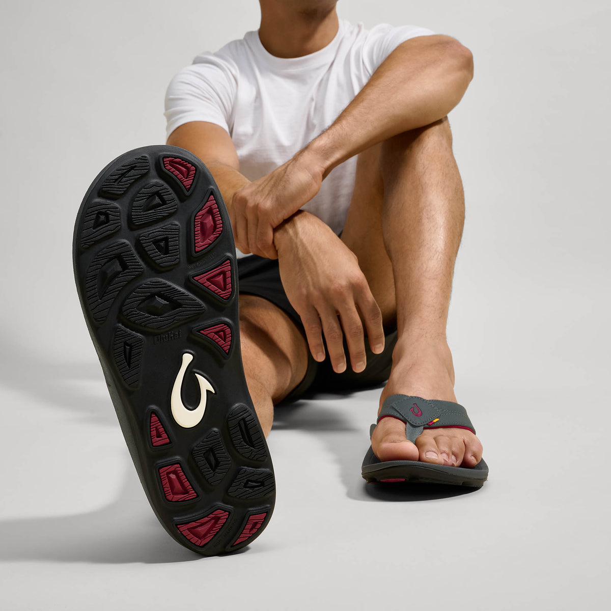 OluKai Best Seller | Kīpī Men’s Comfortable Beach Sandals - Dark Shadow