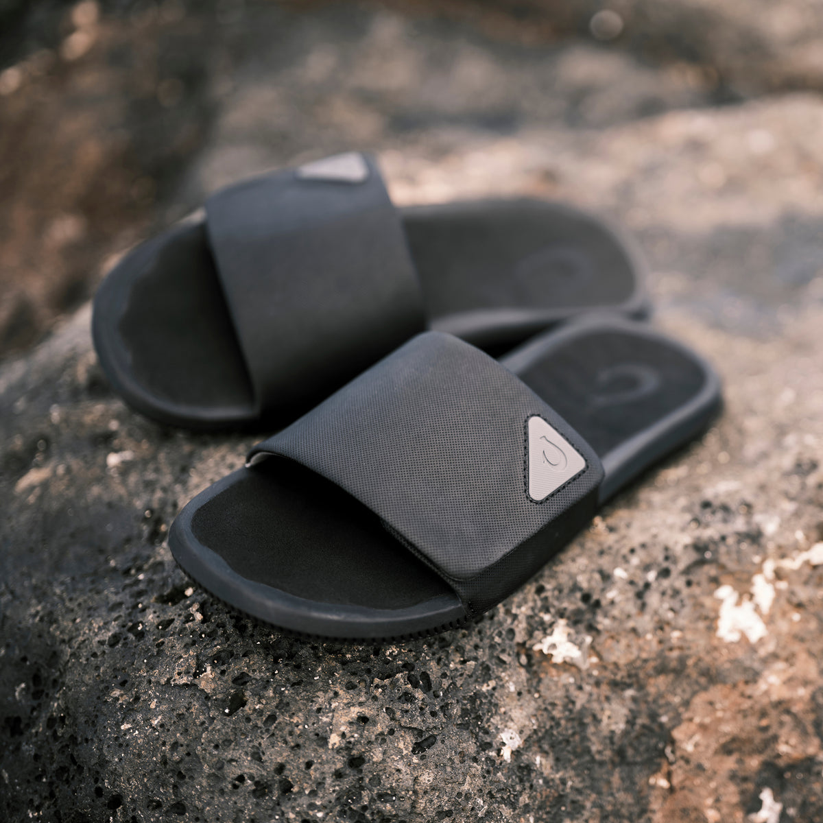 OluKai Essential | Ulele Slide - Lava Rock / Lava Rock