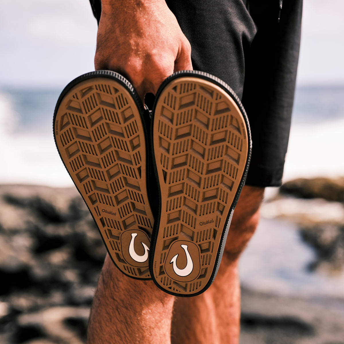 OluKai Essential | Ulele Slide - Lava Rock / Lava Rock