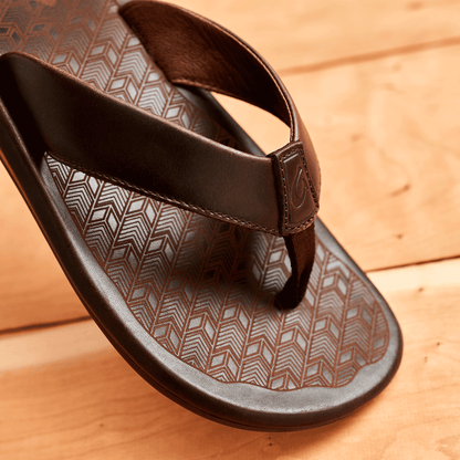 OluKai Signature | ‘Ilikai Men‘s Leather Beach Sandals - Dark Wood