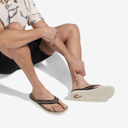 OluKai Best Seller | Shoreline - Mustang / Clay