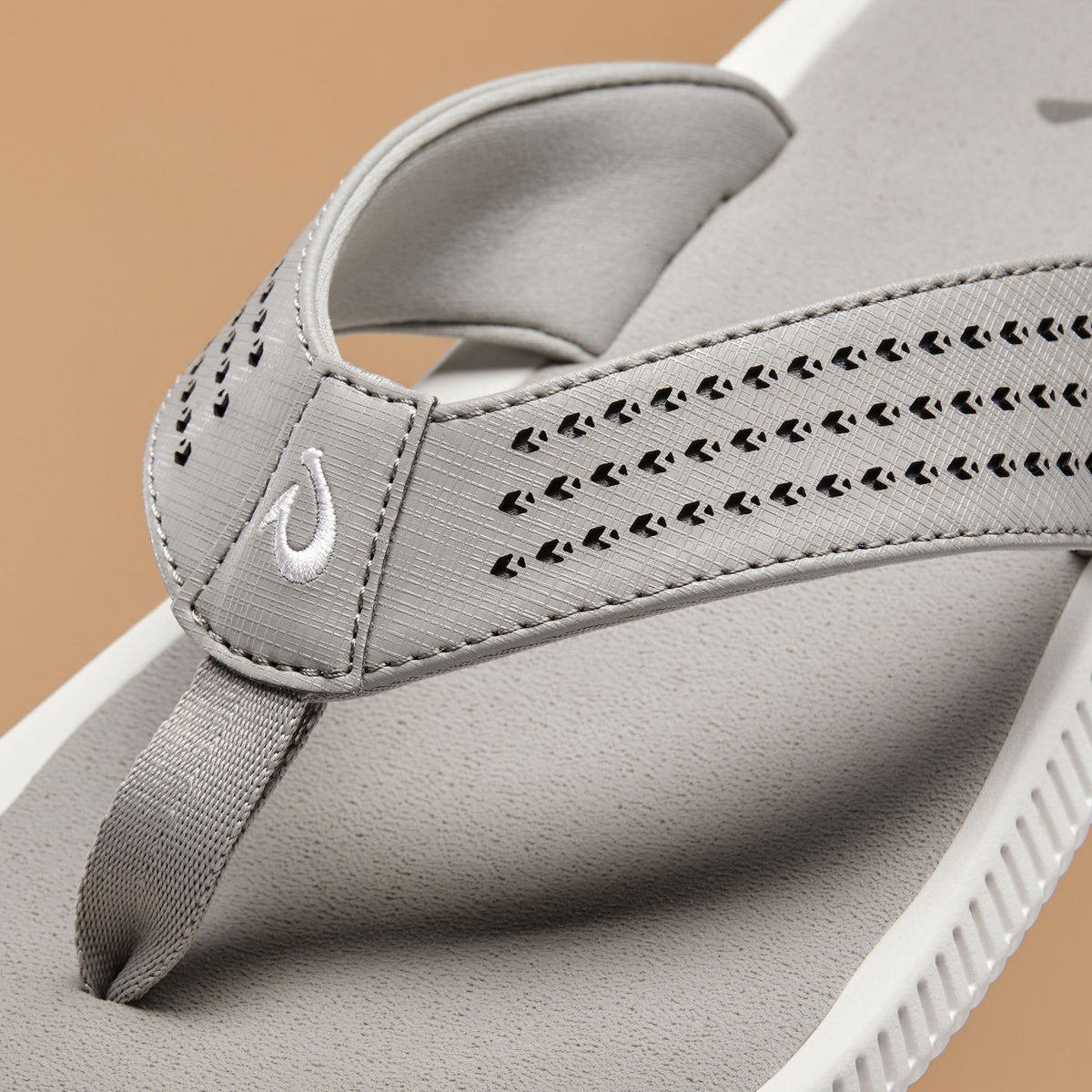 OluKai Deals | Ulele Golf Men’s Golf Sandals - Ash