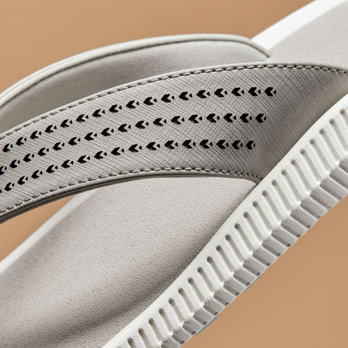 OluKai Deals | Ulele Golf Men’s Golf Sandals - Ash