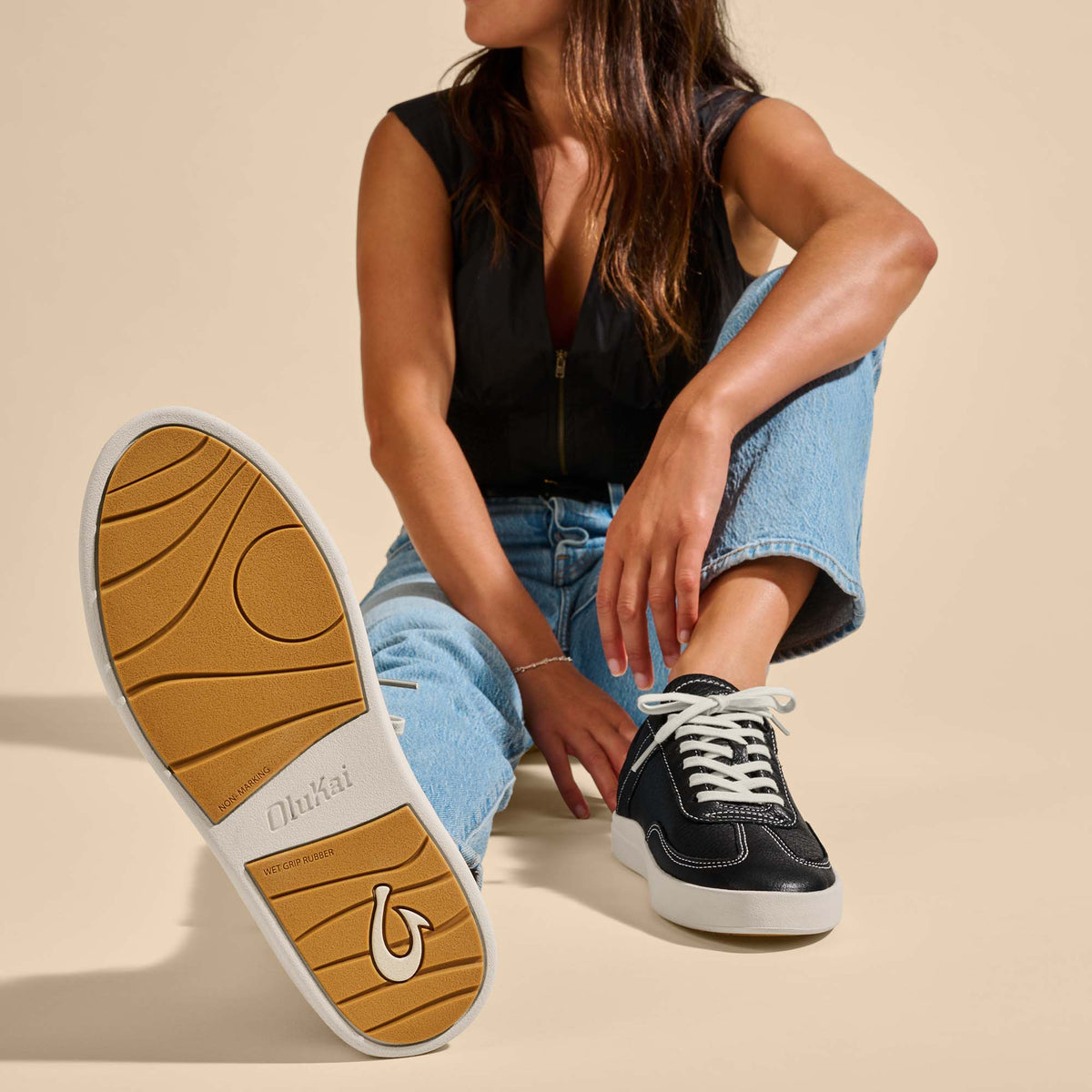OluKai Trending | Hā‘upu Women’s Leather Sneakers - Onyx