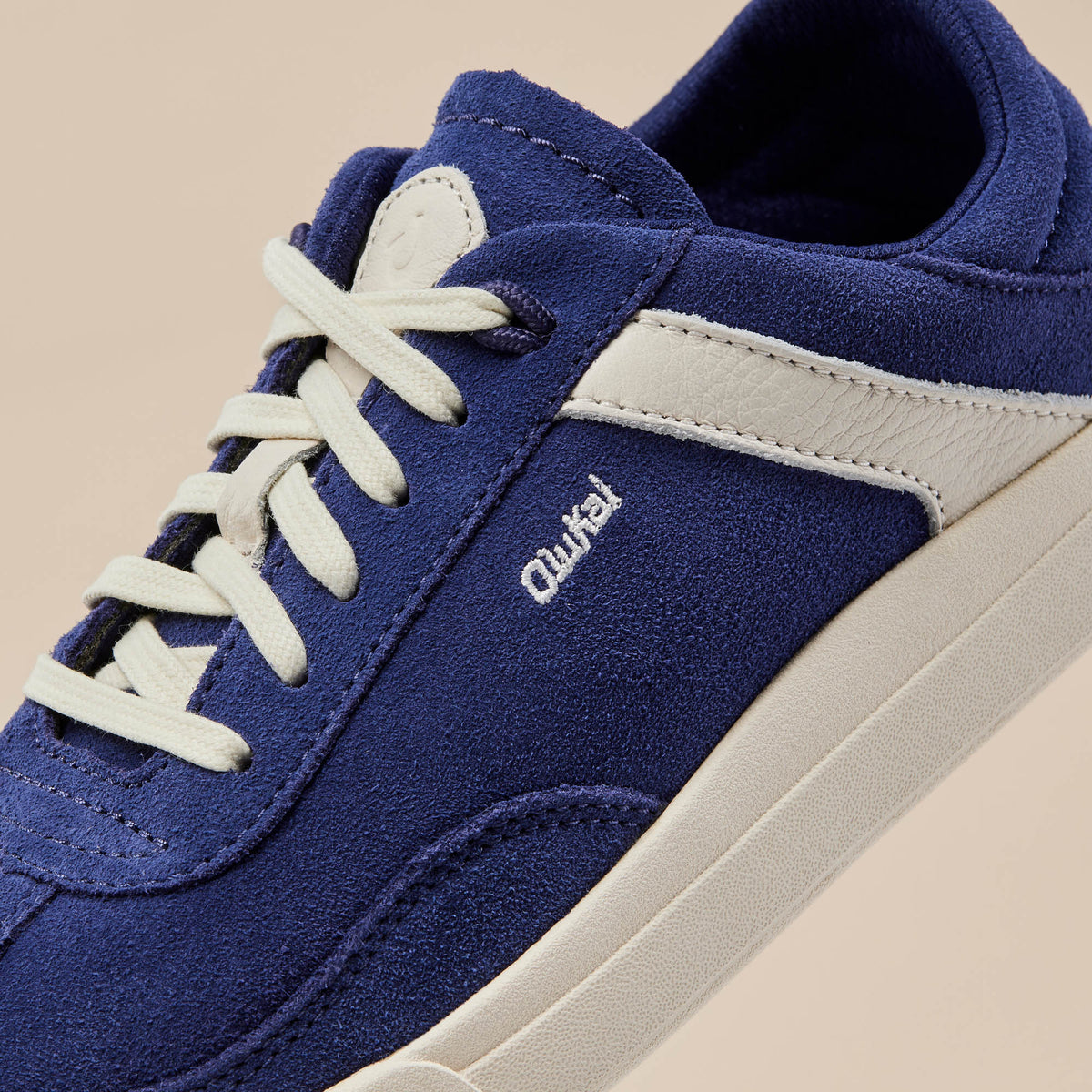 OluKai Deals | Hā‘upu Women’s Leather Sneakers - Navy / Off White