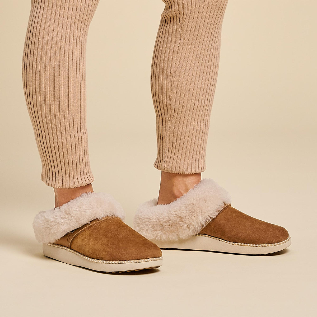 OluKai Sale | Ku‘i Women‘s Slip-On Slippers - Tan / Bone
