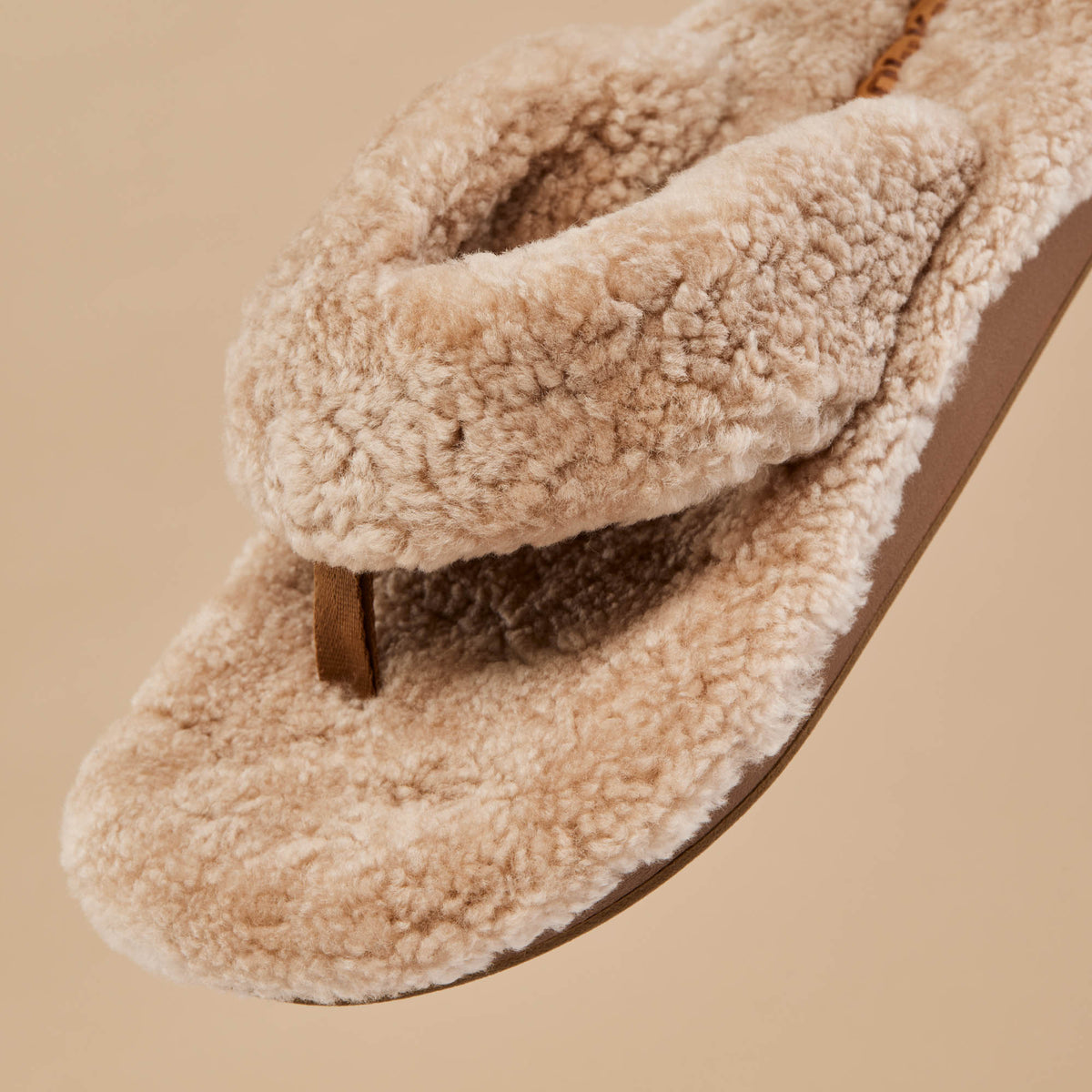 OluKai Trusted | Kīpe'a Heu Women‘s Flip Flop Slippers - Tan
