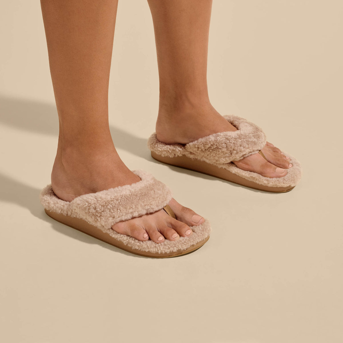 OluKai Trusted | Kīpe'a Heu Women‘s Flip Flop Slippers - Tan