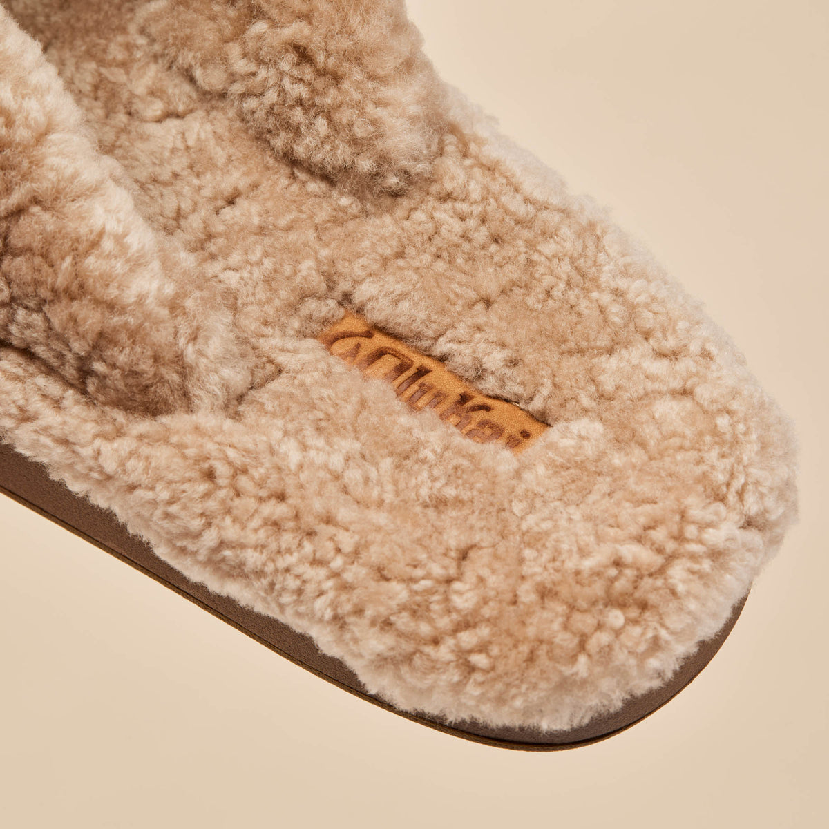 OluKai Trusted | Kīpe'a Heu Women‘s Flip Flop Slippers - Tan