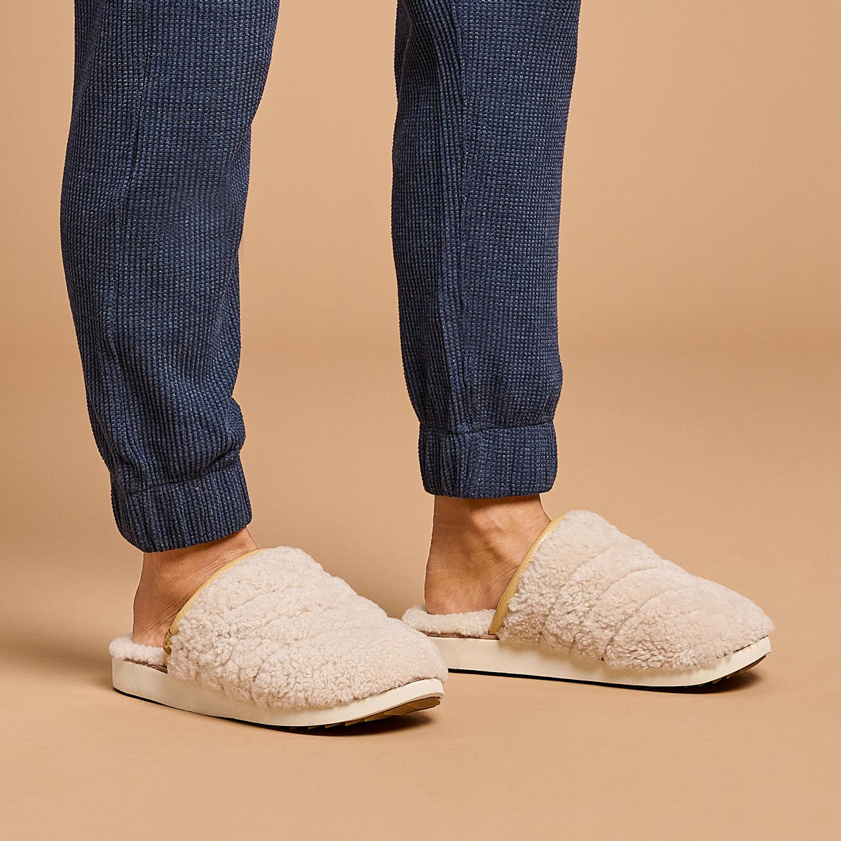 OluKai Exclusive | Pūpū Mua Women’s Shearling Mule Slipper - Tapa