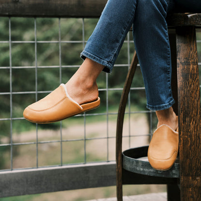 OluKai Trending | Kōnea Women’s Leather Slipper Mules - Saddle