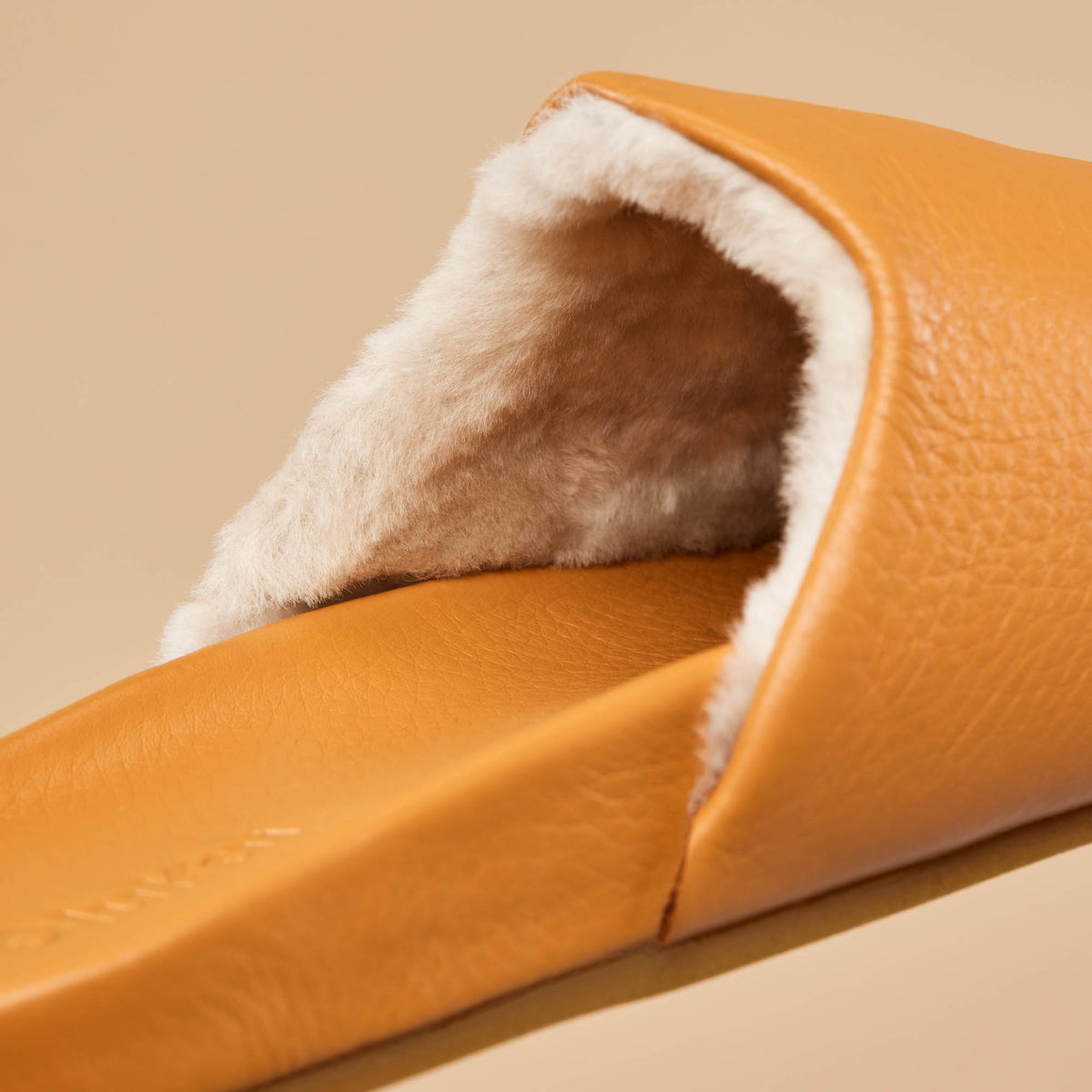 OluKai Trending | Kōnea Women’s Leather Slipper Mules - Saddle