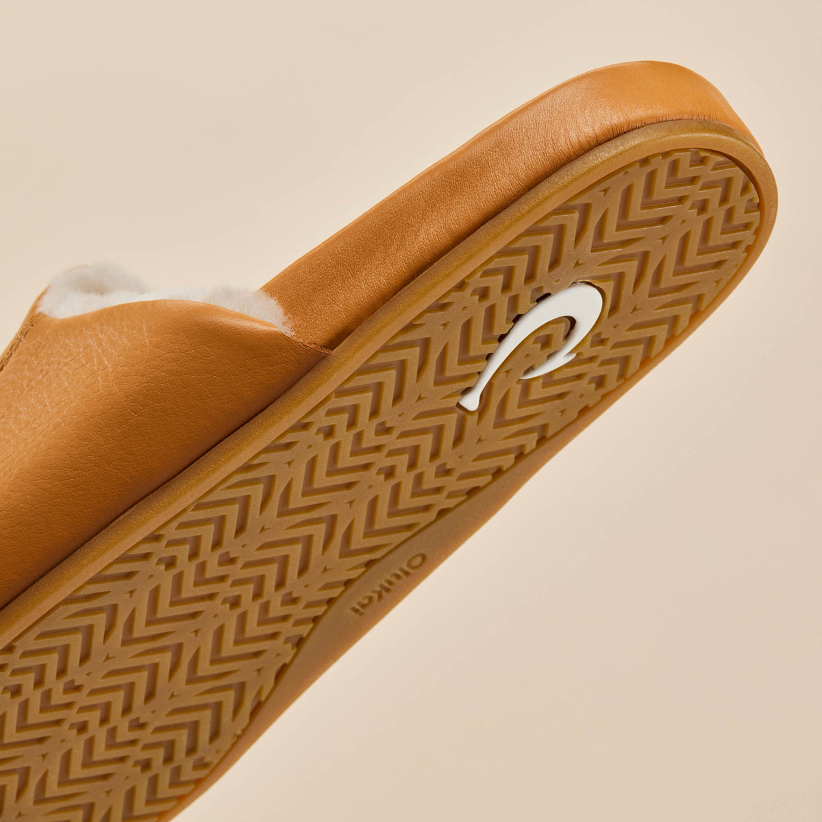 OluKai Trending | Kōnea Women’s Leather Slipper Mules - Saddle