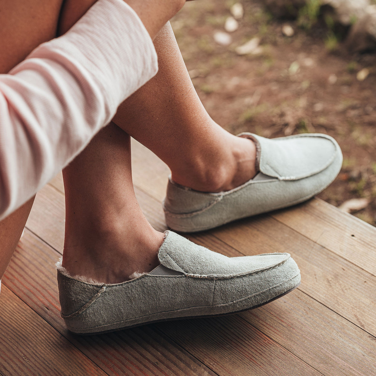 OluKai New | Nohea Women's Leather Slippers - Pale Grey