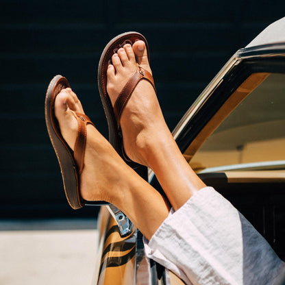 OluKai Trusted | Paniolo Women’s Leather Beach Flip Flops - Natural