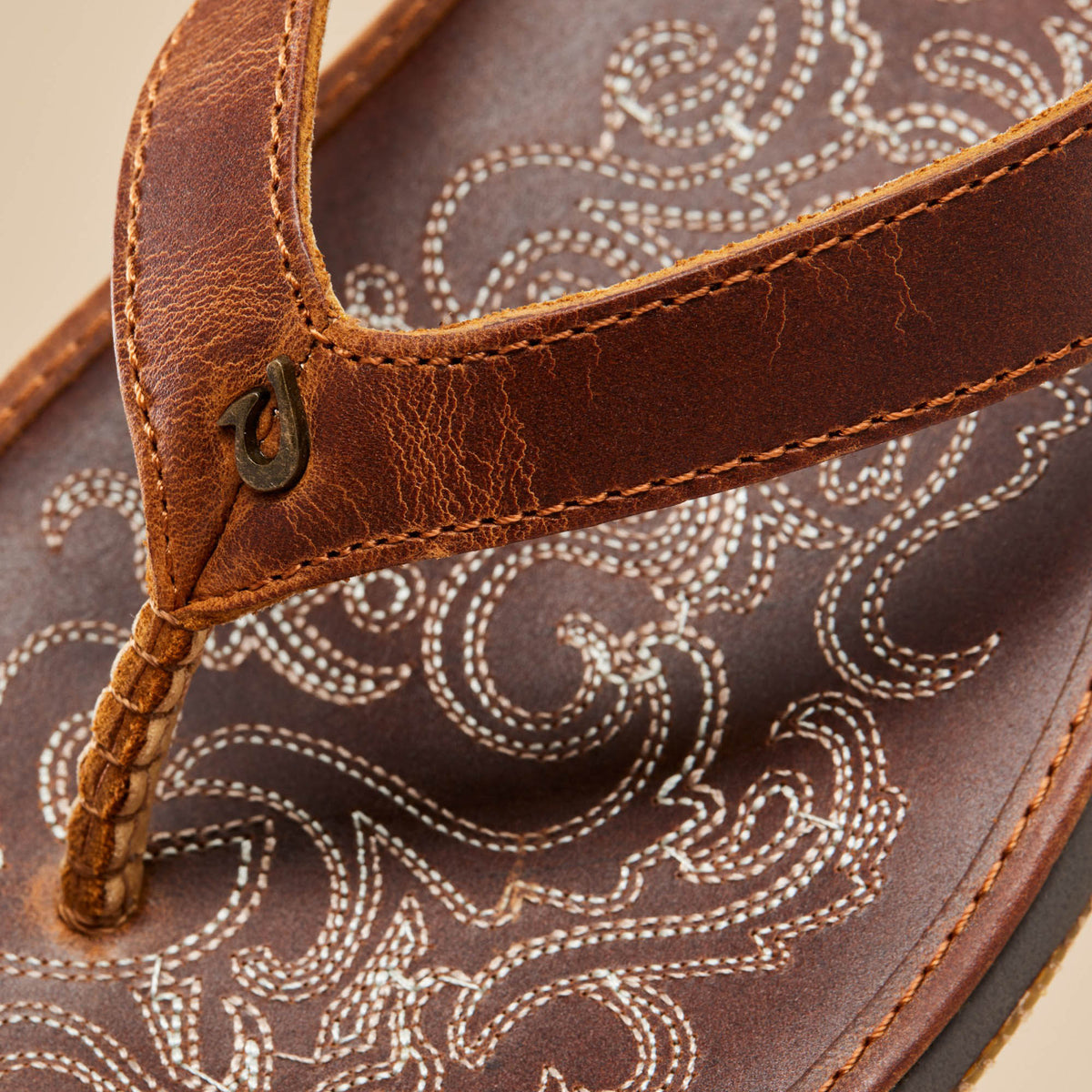 OluKai Trusted | Paniolo Women’s Leather Beach Flip Flops - Natural