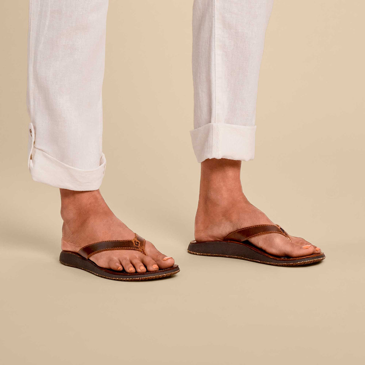 OluKai Trusted | Paniolo Women’s Leather Beach Flip Flops - Natural
