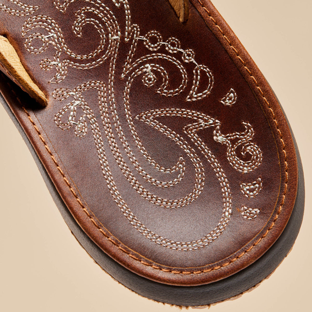 OluKai Trusted | Paniolo Women’s Leather Beach Flip Flops - Natural