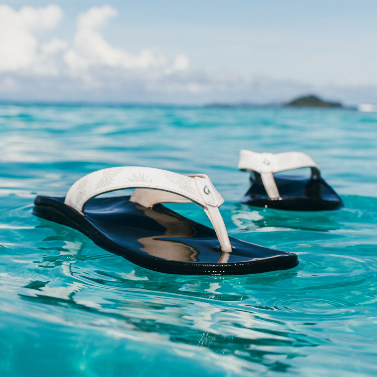 OluKai Quality | ‘Ohana Women's Beach Sandals - Bright White / Hua