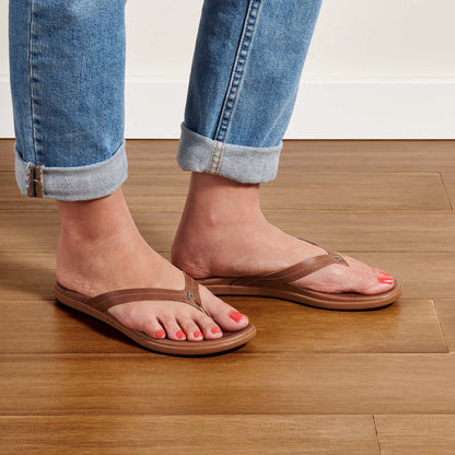 OluKai Signature | Honu Women’s Leather Beach Sandals - Tan