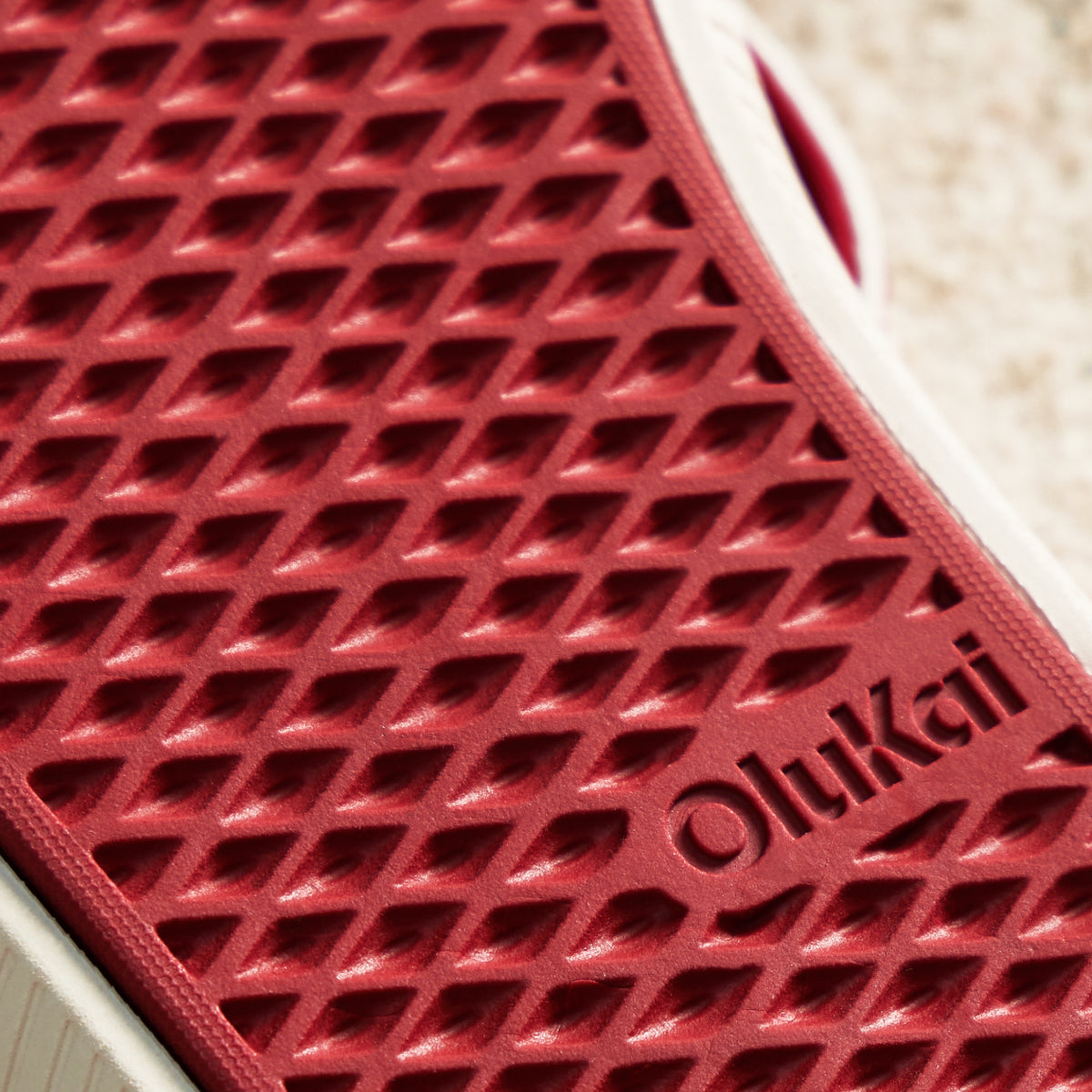 OluKai Premium | Ulele - Off White / Deep Red