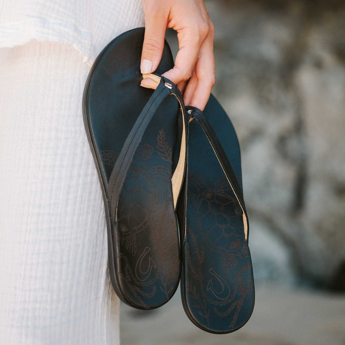 OluKai Best Price | Honu Women’s Leather Beach Sandals - Black