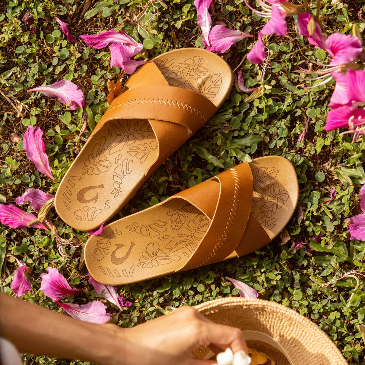 OluKai New | Kipe‘a ‘Olu Women‘s Slide Sandals - Sahara