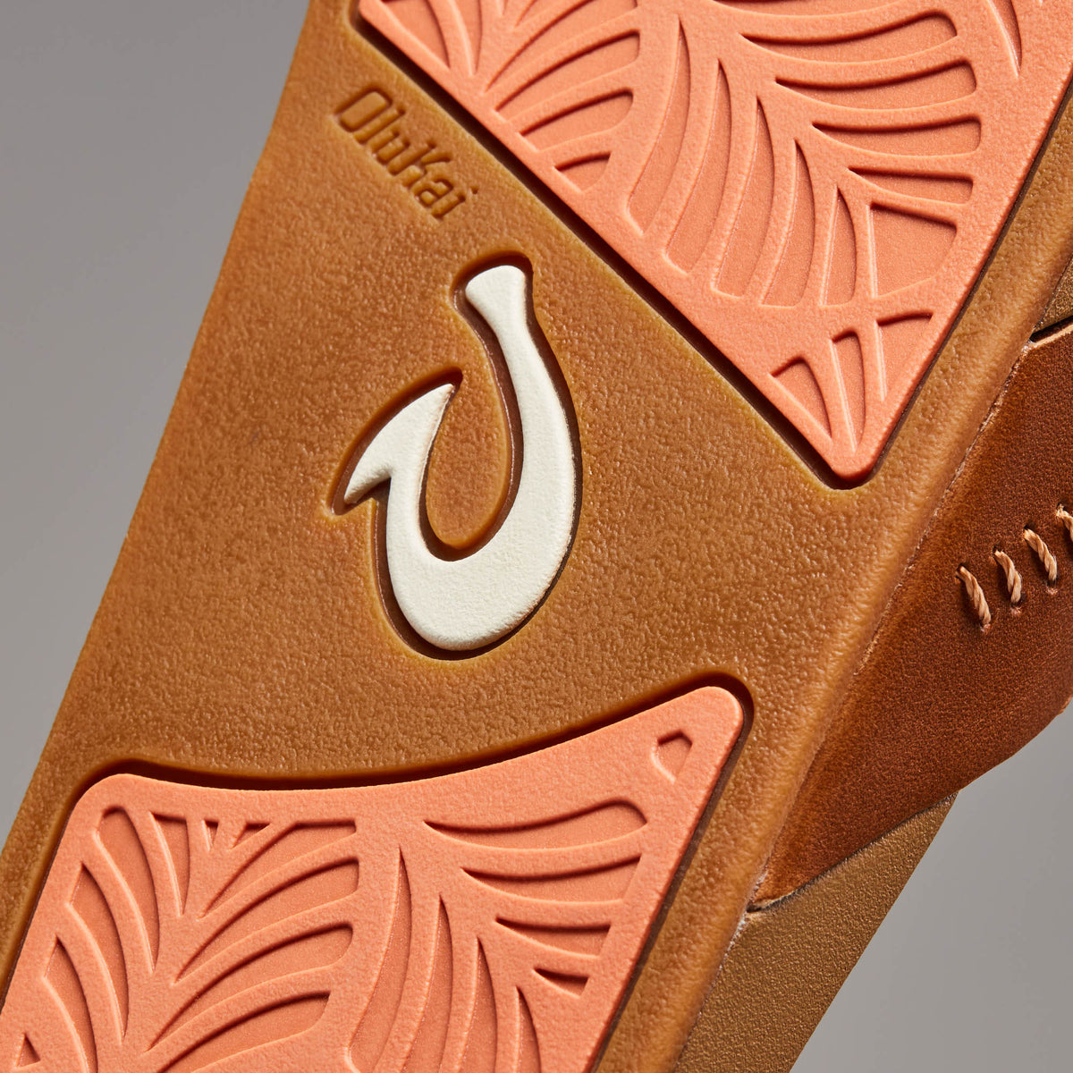 OluKai New | Kipe‘a ‘Olu Women‘s Slide Sandals - Sahara
