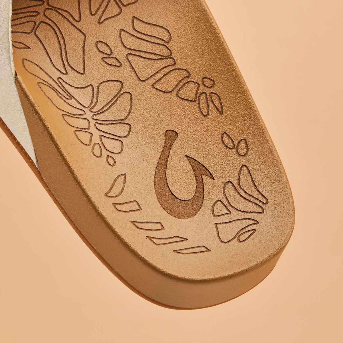 OluKai Best Price | Kipe‘a ‘Olu Women‘s Slide Sandals - Puka / Tan