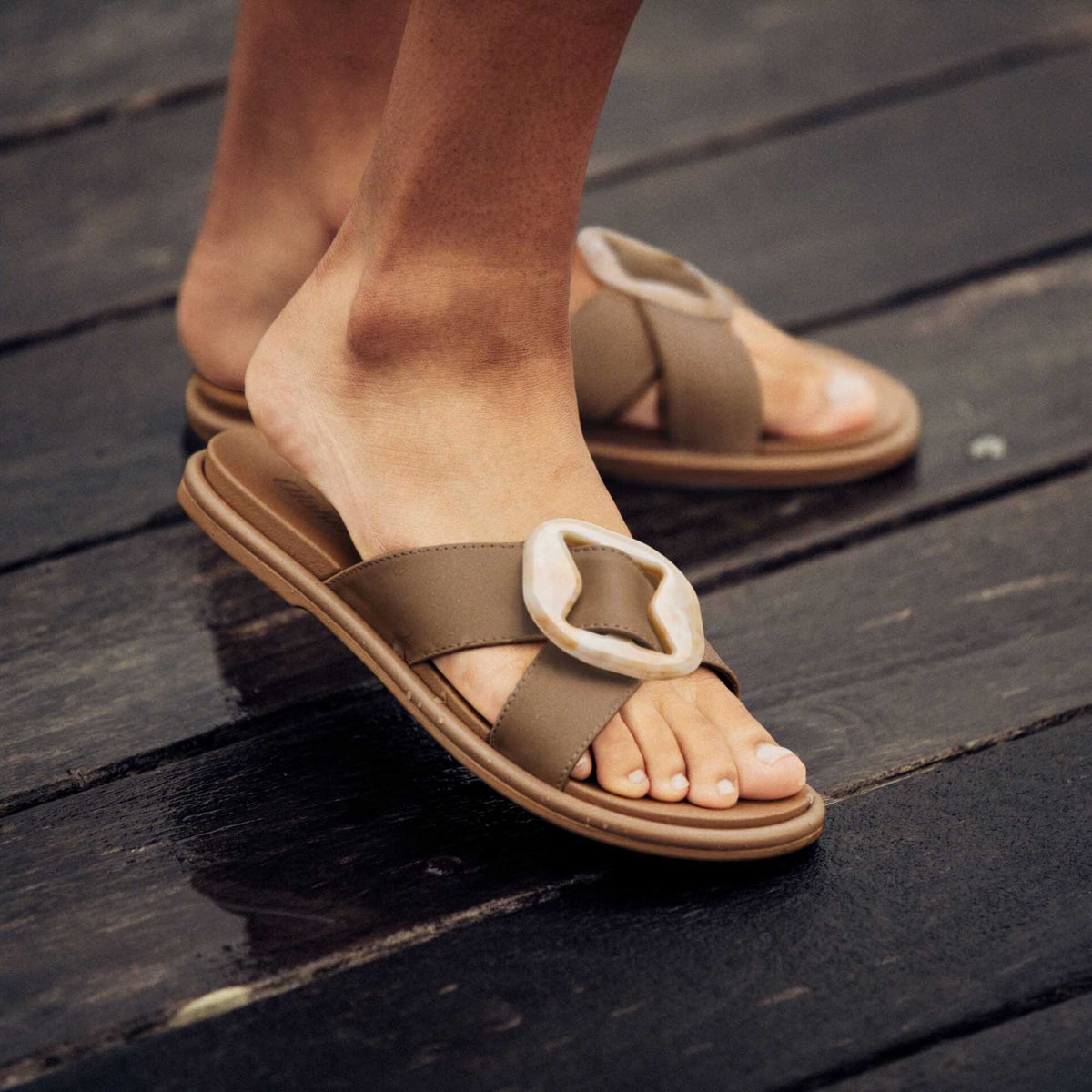 OluKai Trusted | La‘i Slide Women’s Slide Beach Sandals - Tan