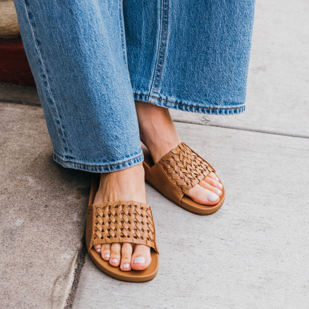 OluKai Best Seller | Kāmola Women’s Leather Slide Sandals - Tan