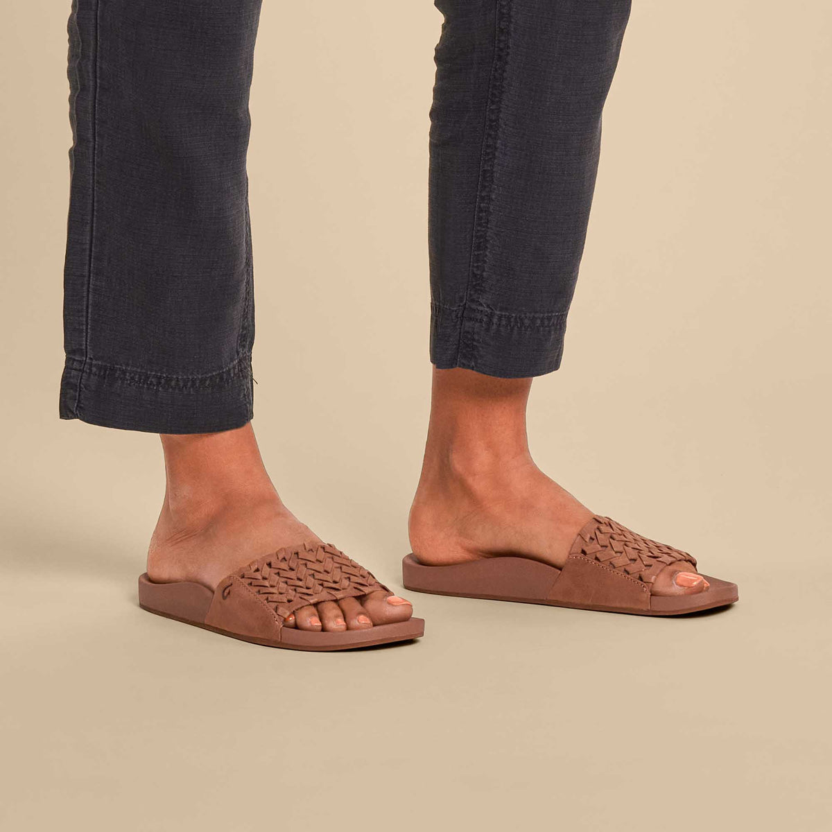 OluKai Best Seller | Kāmola Women’s Leather Slide Sandals - Tan
