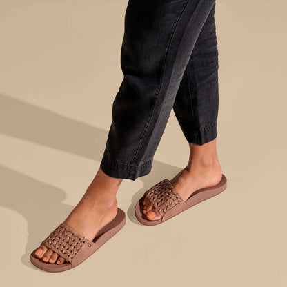 OluKai Best Seller | Kāmola Women’s Leather Slide Sandals - Tan