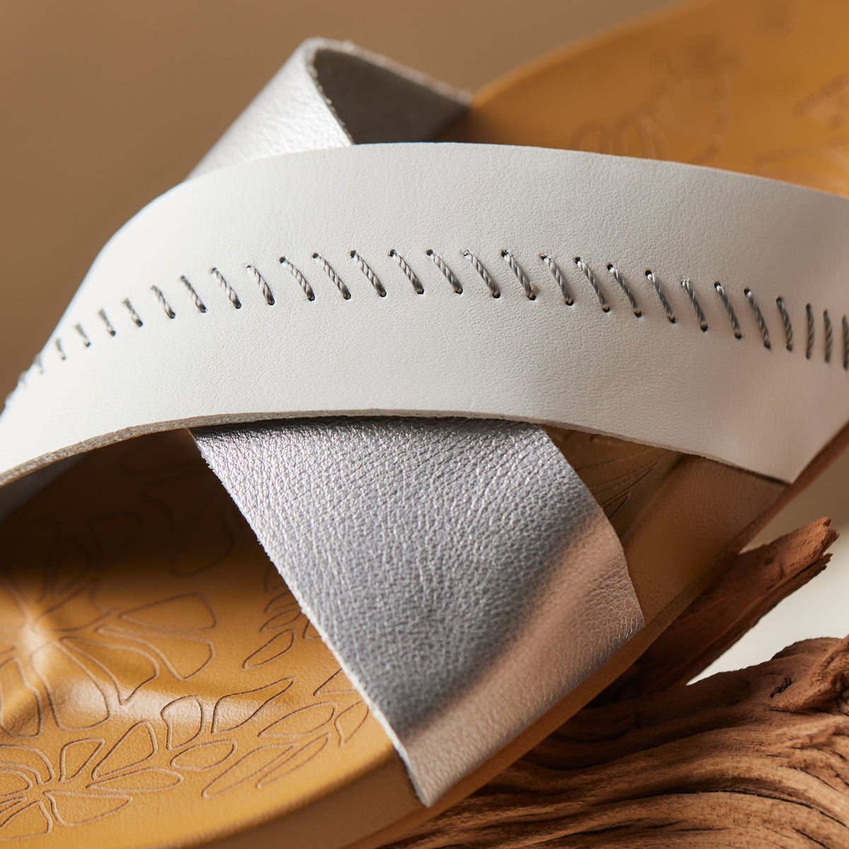 OluKai Smart Buy | Kīpe‘a ‘Olu - Silver / Sahara